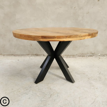 Apportez une touche de raffinement naturel et de modernité à votre intérieur avec cette magnifique table industrielle ronde by Kukuu, idéale pour créer une ambiance chaleureuse et conviviale.